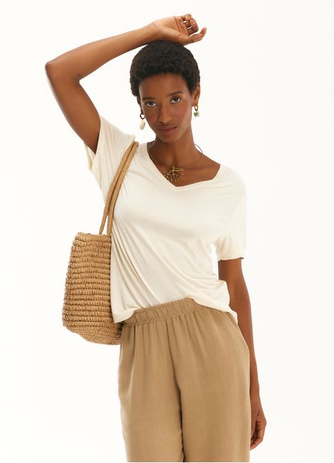 Blusa básica viscose gola v areia