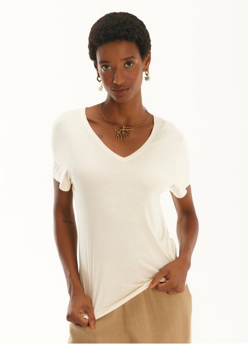 Blusa básica viscose gola v areia