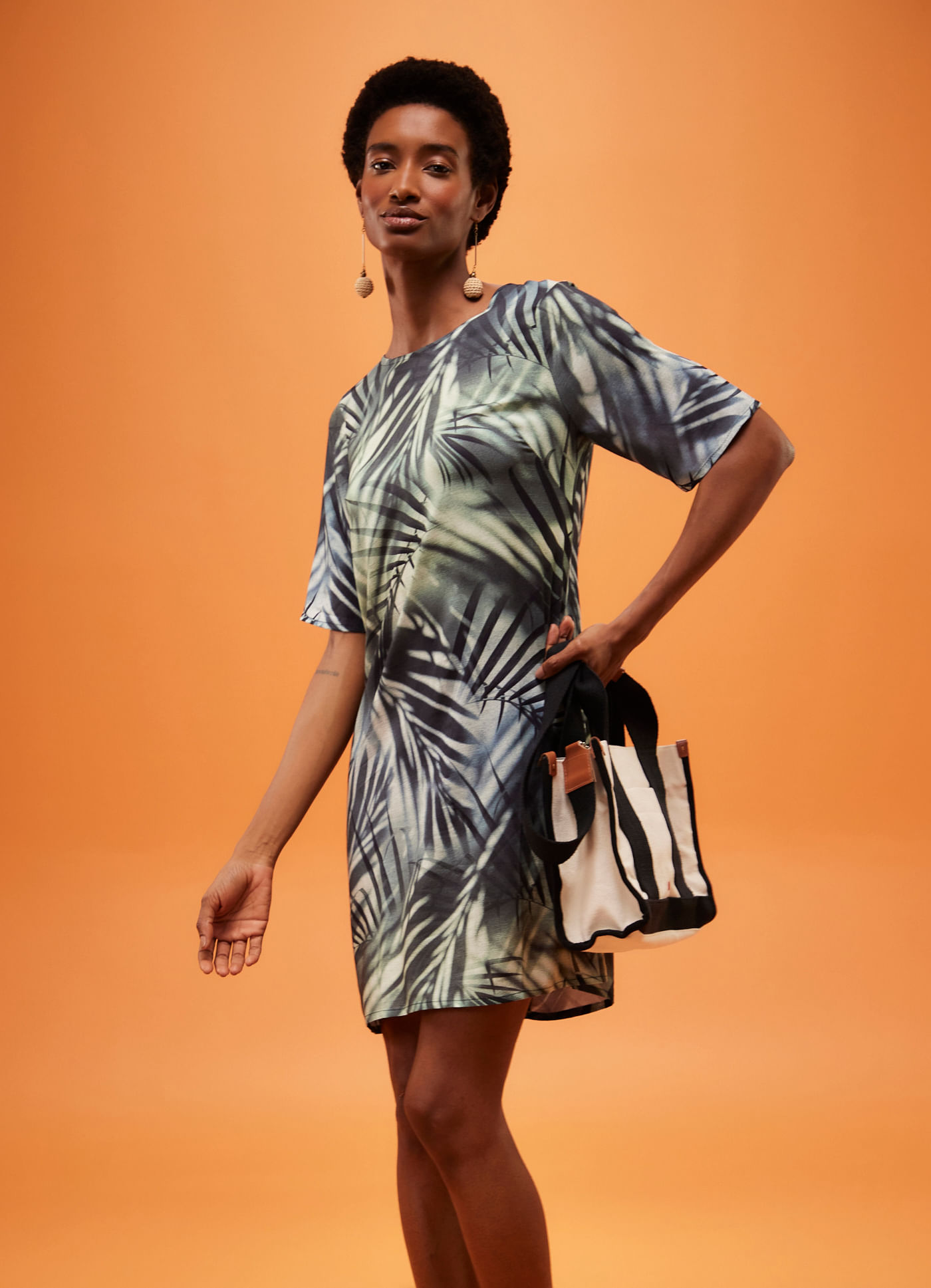 Vestido curto estampado sombreada