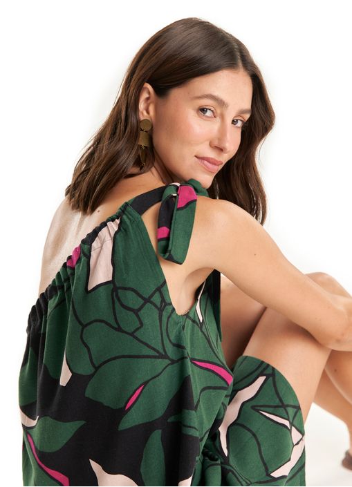 Vestido amplo ombro estampado pétalas