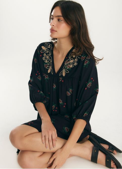 Vestido curto bordado estampado flamenco