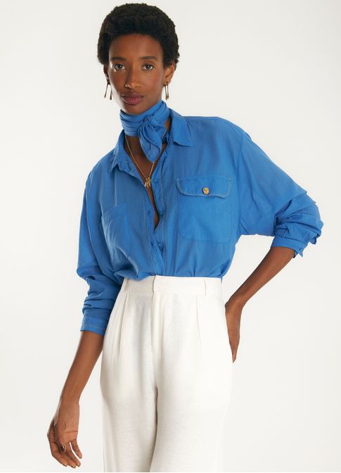 Camisa voil com lenço azul
