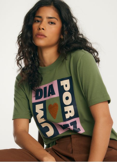 T-shirt classic um dia bordada verde escuro