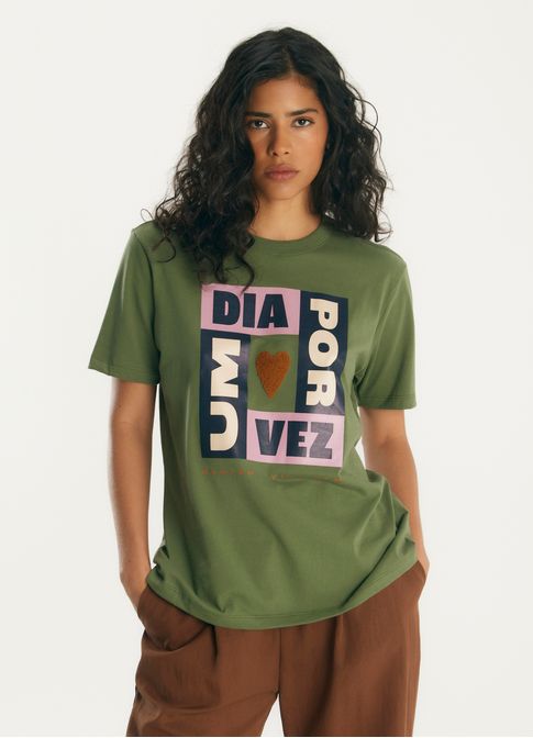 T-shirt classic um dia bordada verde escuro