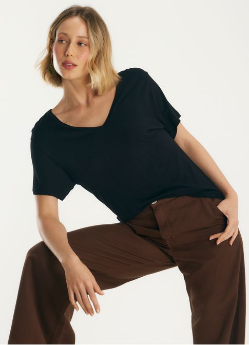 Blusa viscose gola v preto