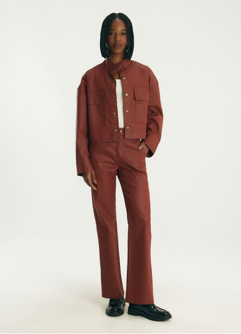 Calça sarja reta alfaiataria resinada vermelho