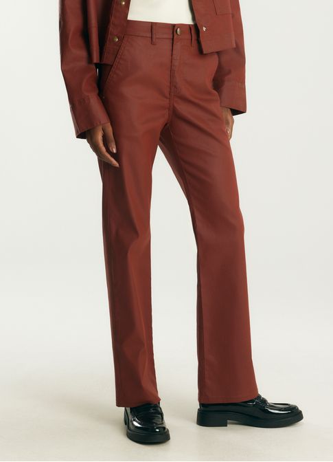 Calça sarja reta alfaiataria resinada vermelho