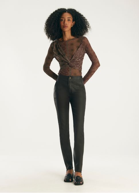 Calça sarja skinny resinada marrom