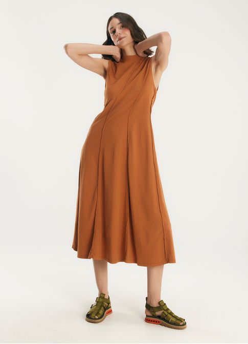 Vestido moletinho gola e recortes marrom