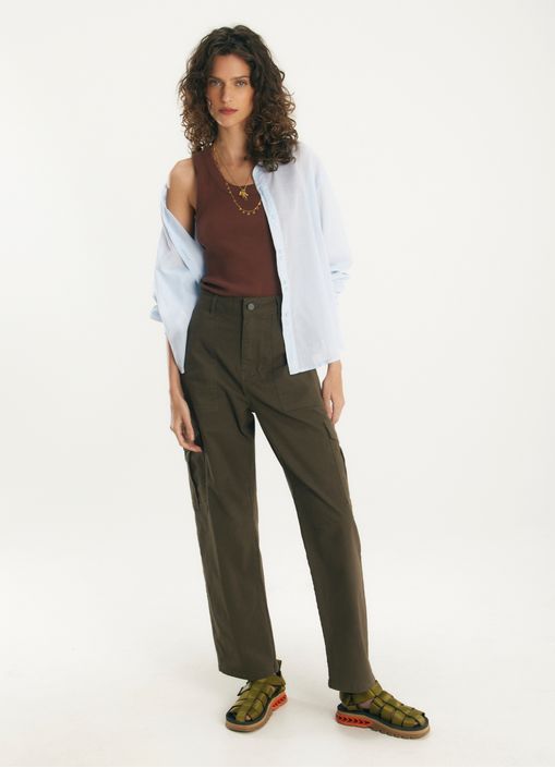 Calça sarja cargo curve verde escuro