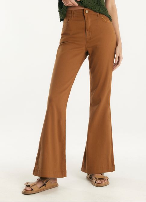 Calça sarja flare vivo contraste marrom