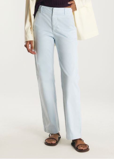 Calça sarja reta ultra comfort azul claro