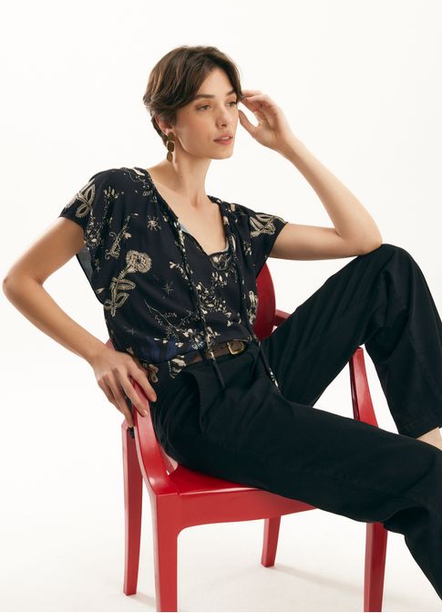 Blusa decote estampada estava escrito