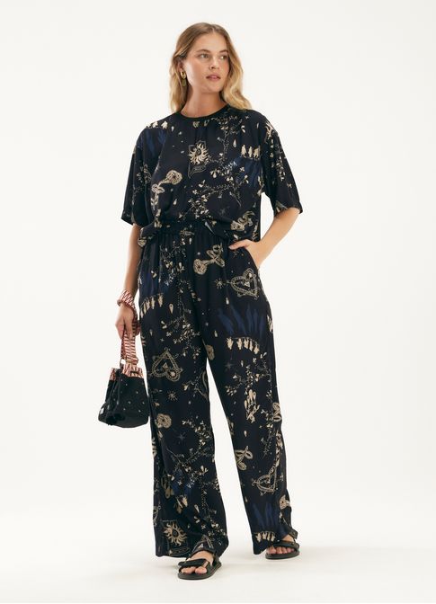 Calça estampada estava escrito