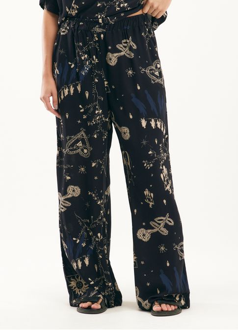 Calça estampada estava escrito