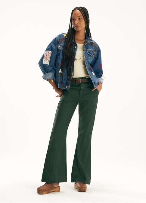 Calça sarja flare resinada verde militar