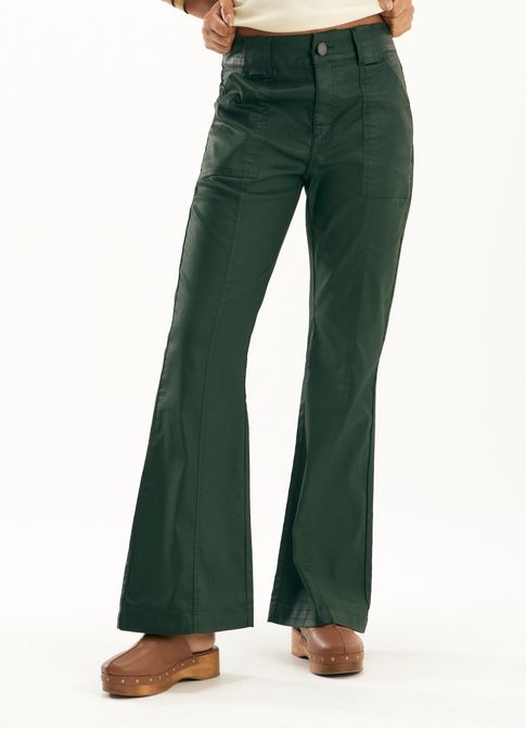 Calça sarja flare resinada verde militar