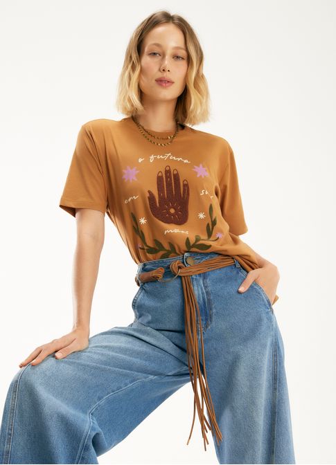 T-shirt classic em suas mãos bordada marrom