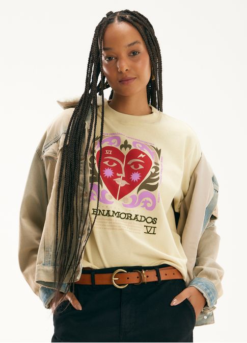 T-shirt box enamorados bordada areia