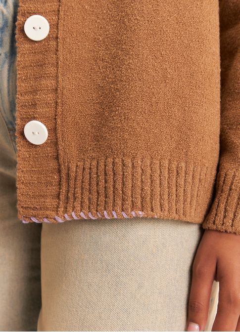 Cardigan jacquard em suas mãos caqui