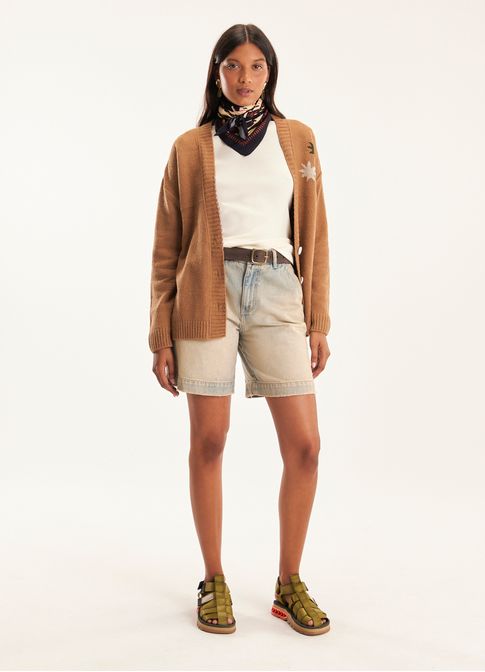 Cardigan jacquard em suas mãos caqui