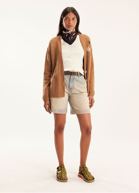 Cardigan jacquard em suas mãos caqui