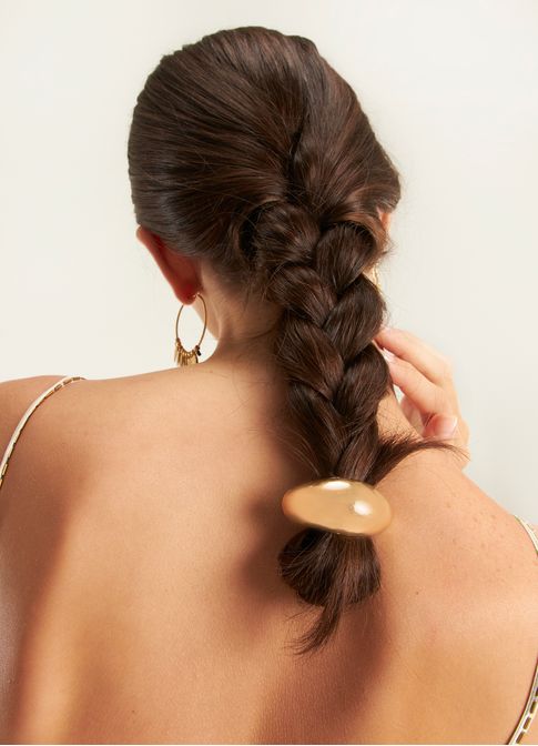 Prendedor metal ondular dourado