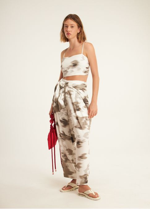 Calça estampada voa