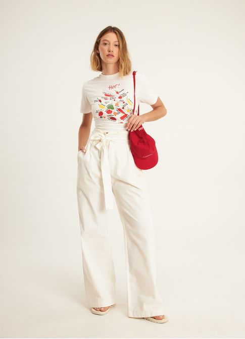 T-shirt slim bordada pimentinhas off white