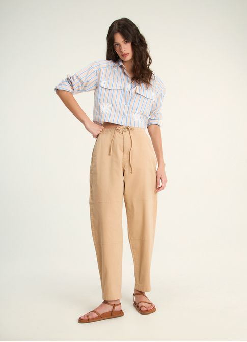 Calça sarja curve recortes marrom
