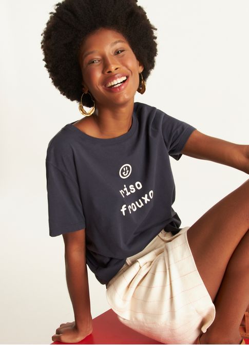 T-shirt baby look riso frouxo azul marinho