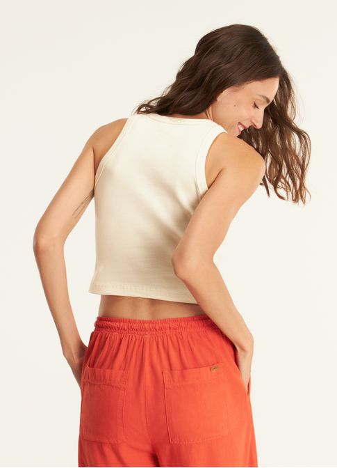 Regata cropped ribana bordado coração chama areia