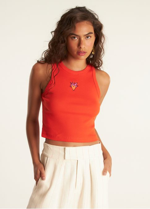 Regata cropped ribana bordado coração chama vermelho