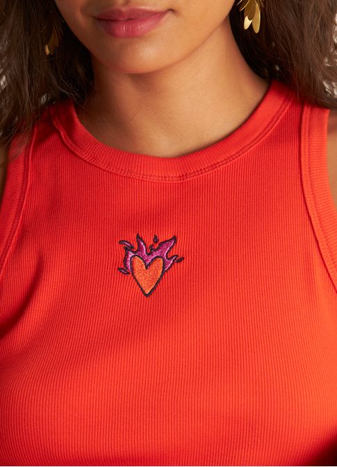 Regata cropped ribana bordado coração chama vermelho