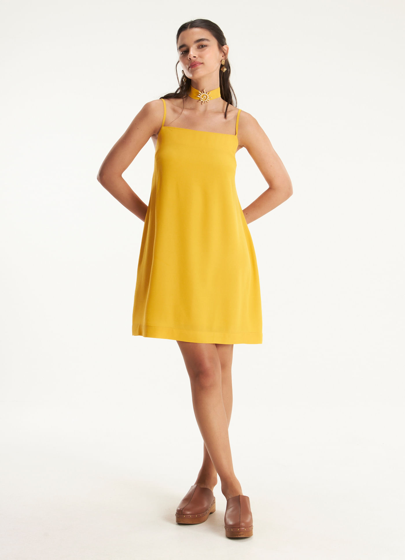 Vestido curto alcinha crepe lótus amarelo