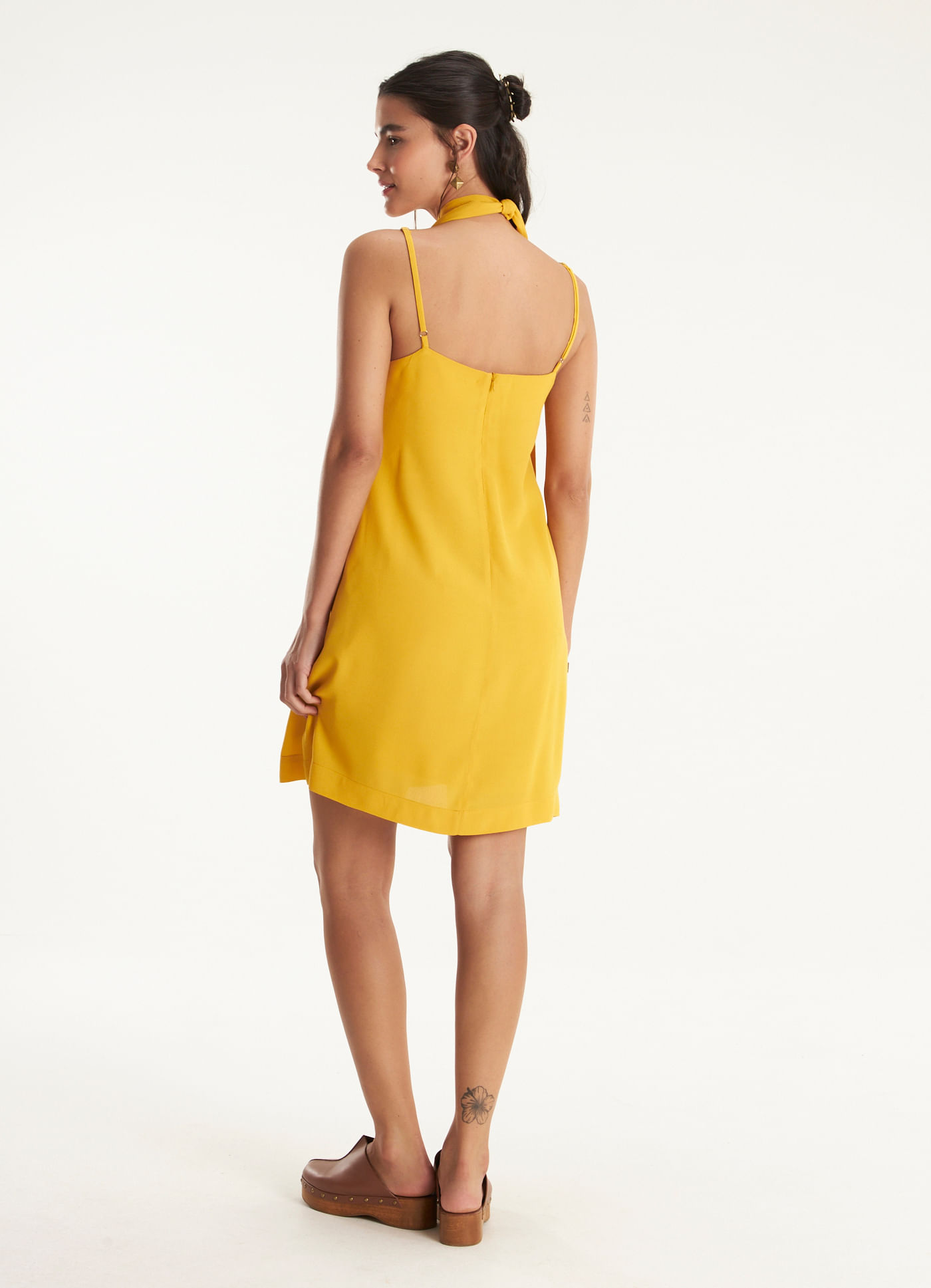 Vestido curto alcinha crepe lótus amarelo