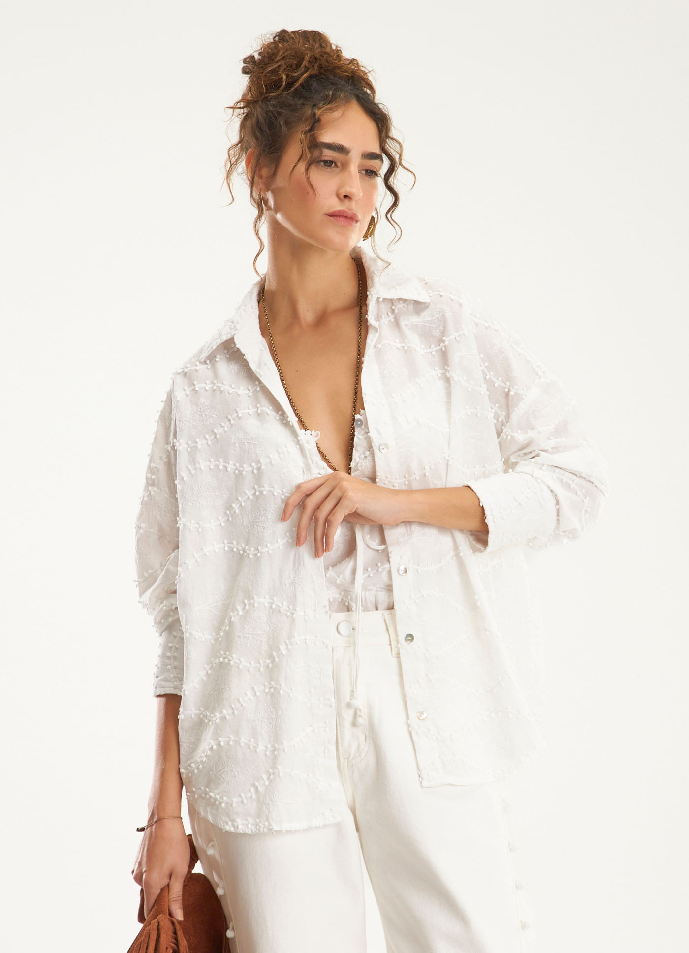 Camisa voil bordado relevo branco