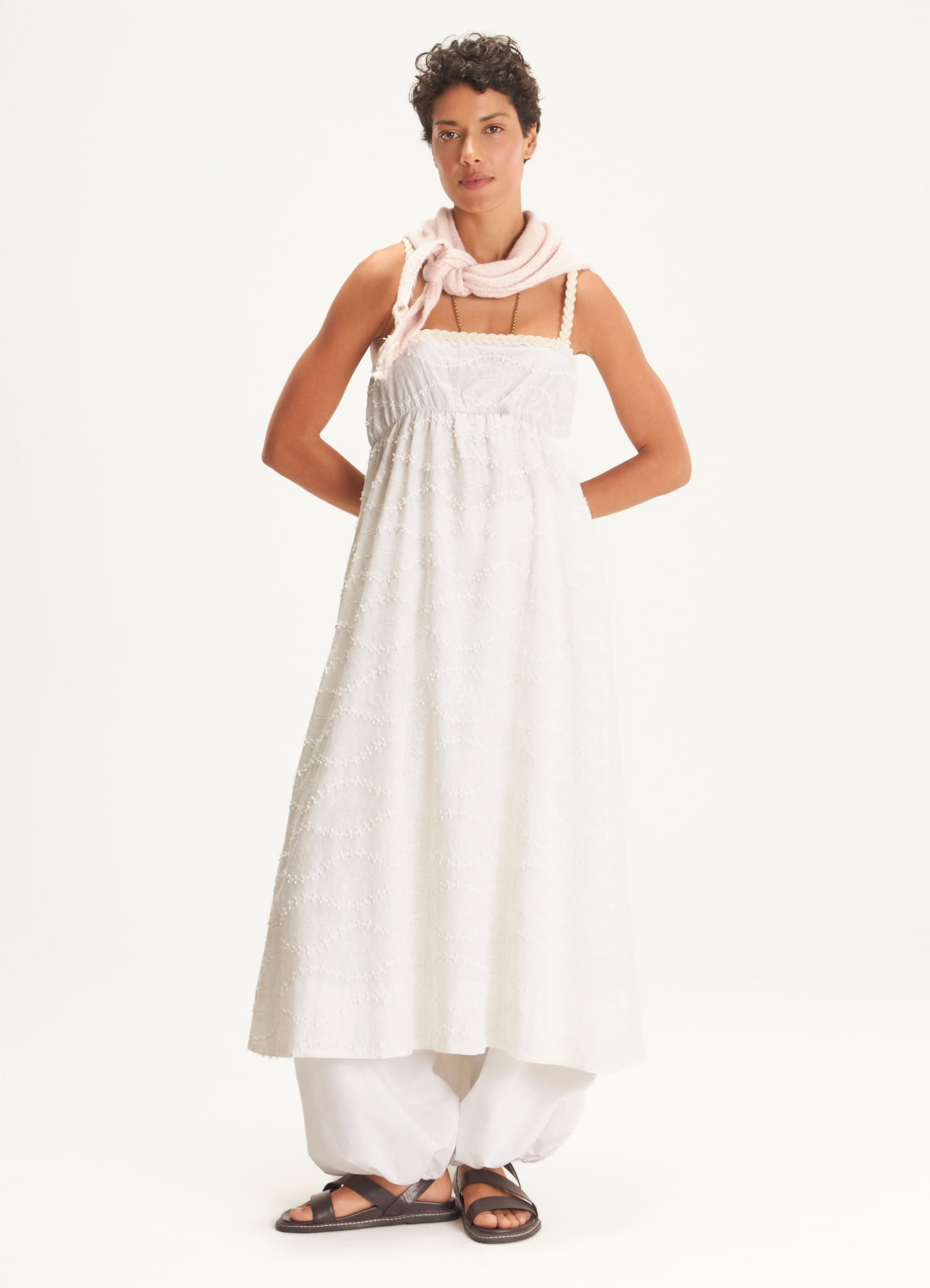 Vestido voil bordado relevo branco