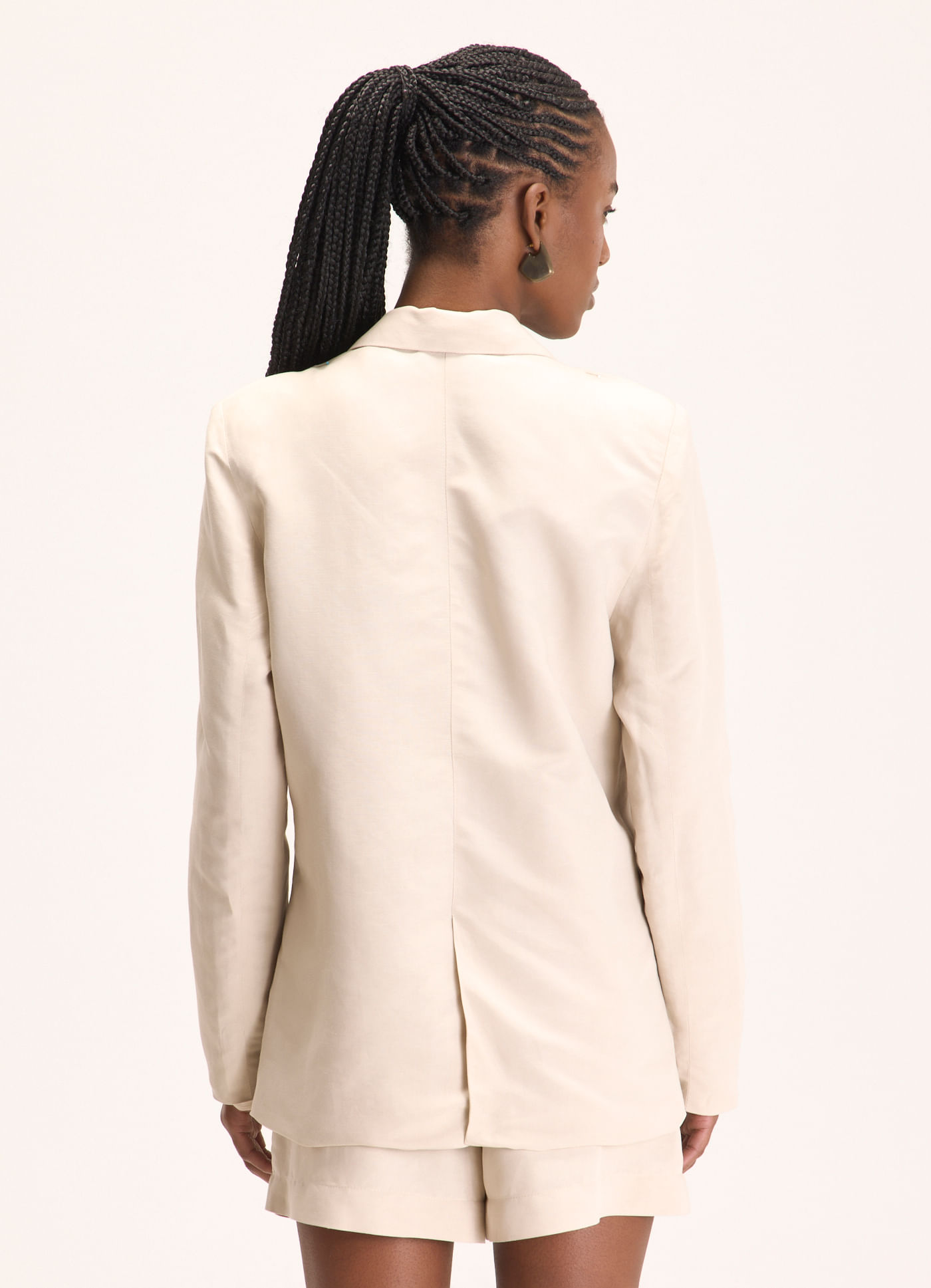 Blazer linho alfaiataria olhar areia