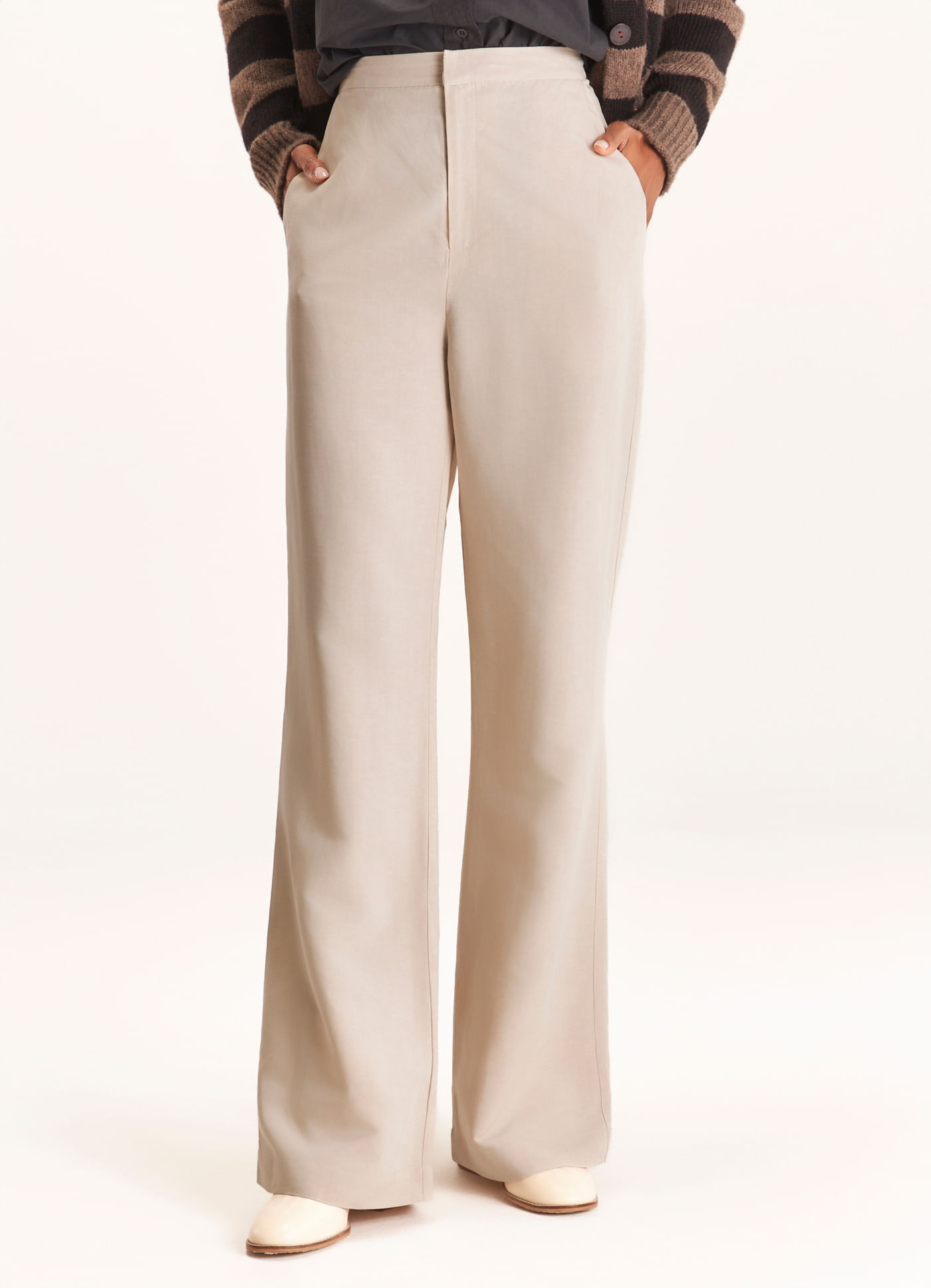 Calça flare linho alfaiataria olhar areia