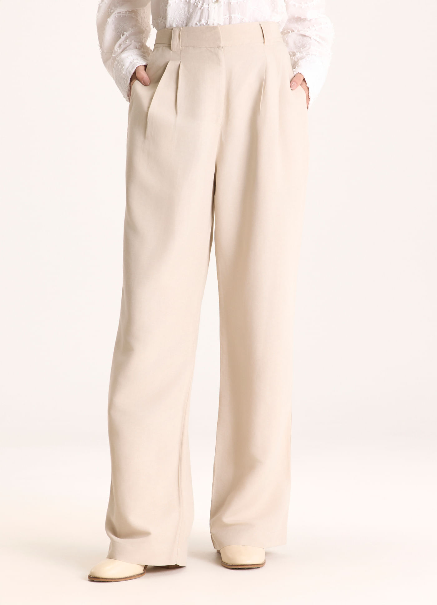 Calça linho alfaiataria olhar areia