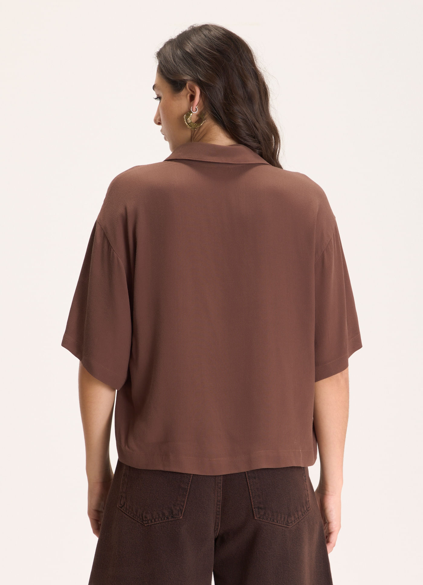 Camisa manga curta crepe leve marrom