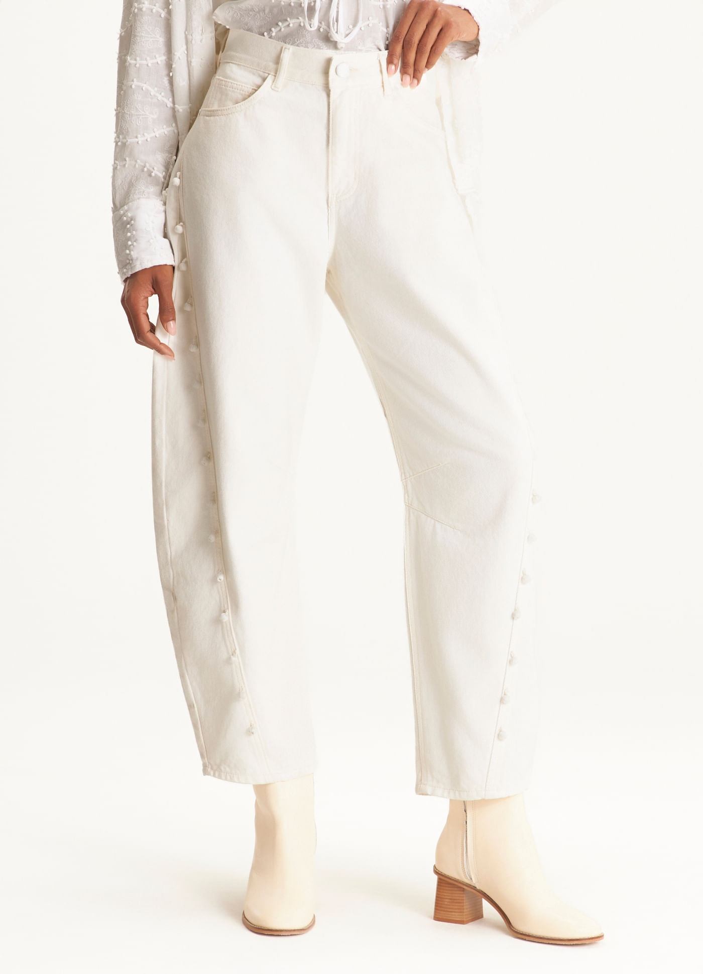 Calça sarja barrel bordado relevo off white