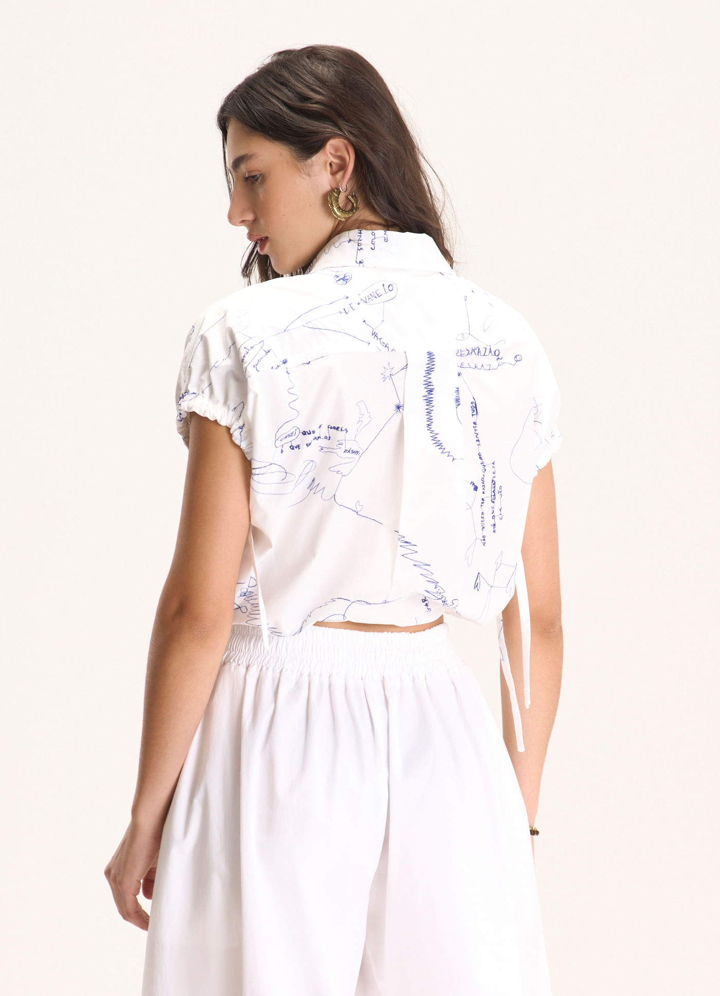 Camisa algodão manga curta bordado rabiscos