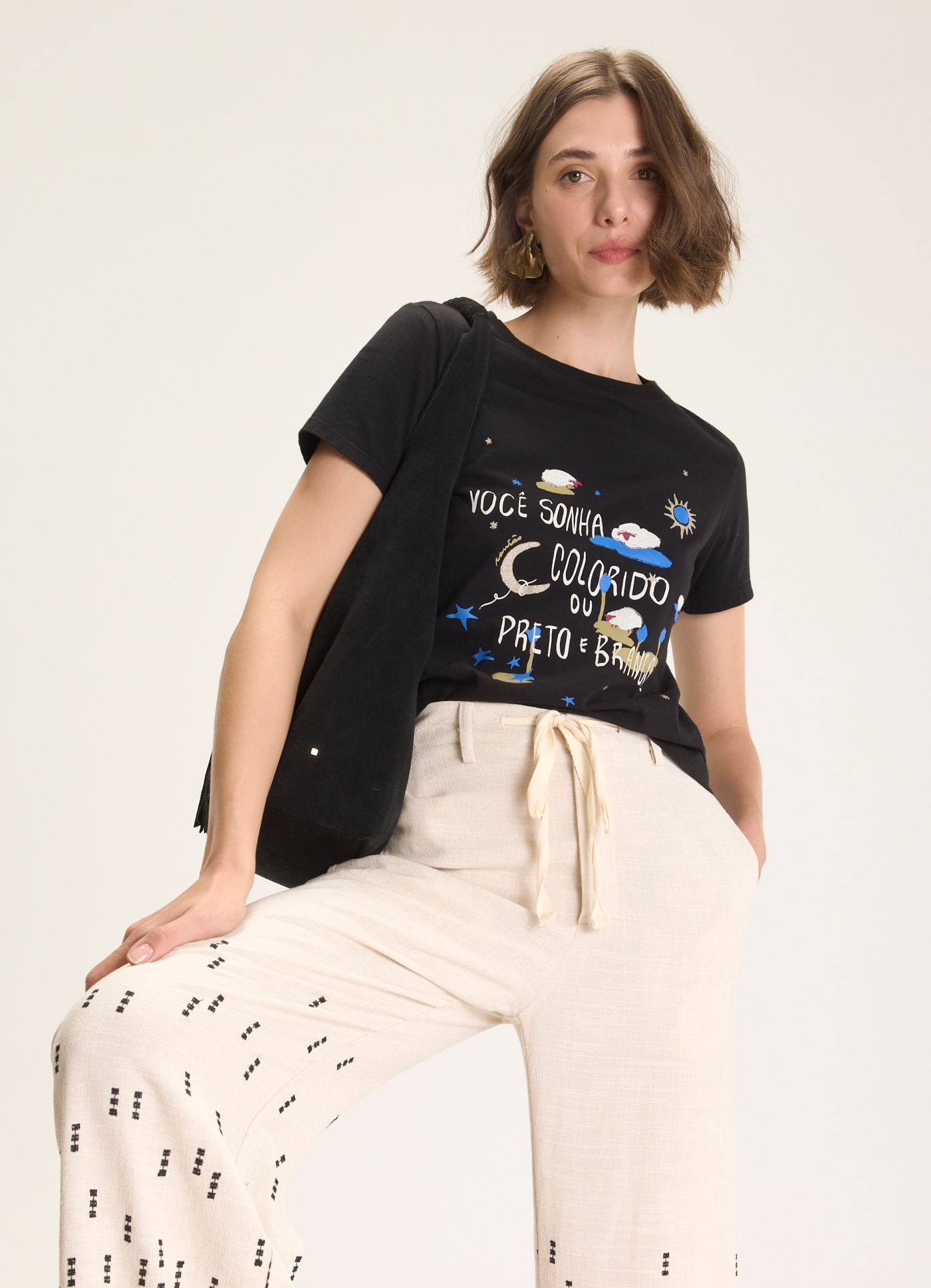 T-shirt slim bordada sonho colorido preto