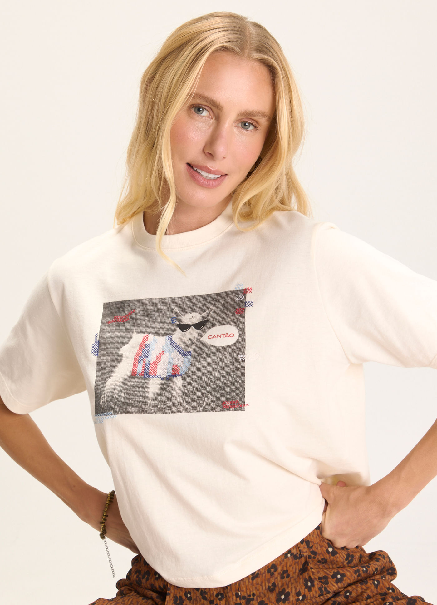 T-shirt box bordada tricozinho bege