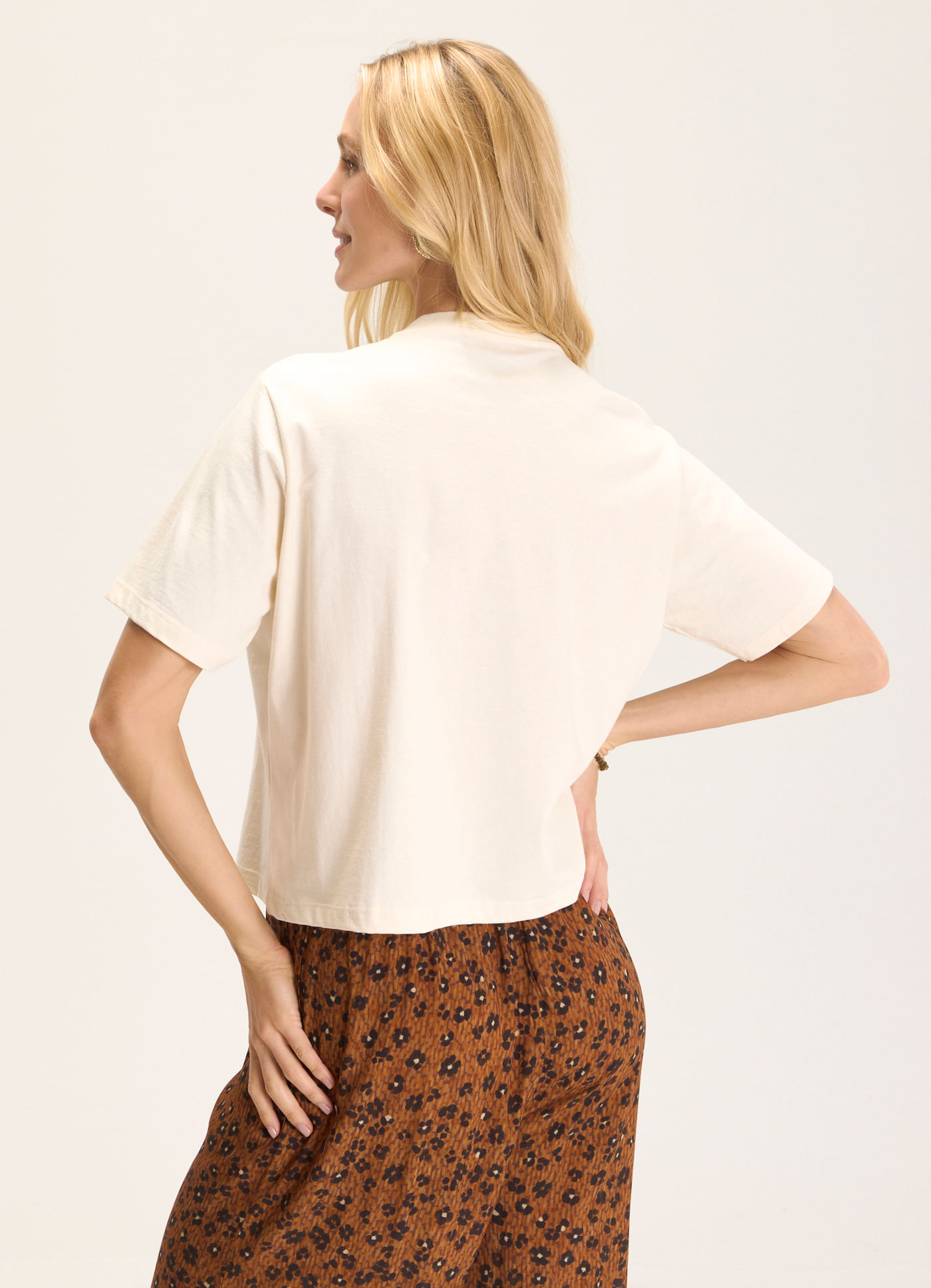 T-shirt box bordada tricozinho bege