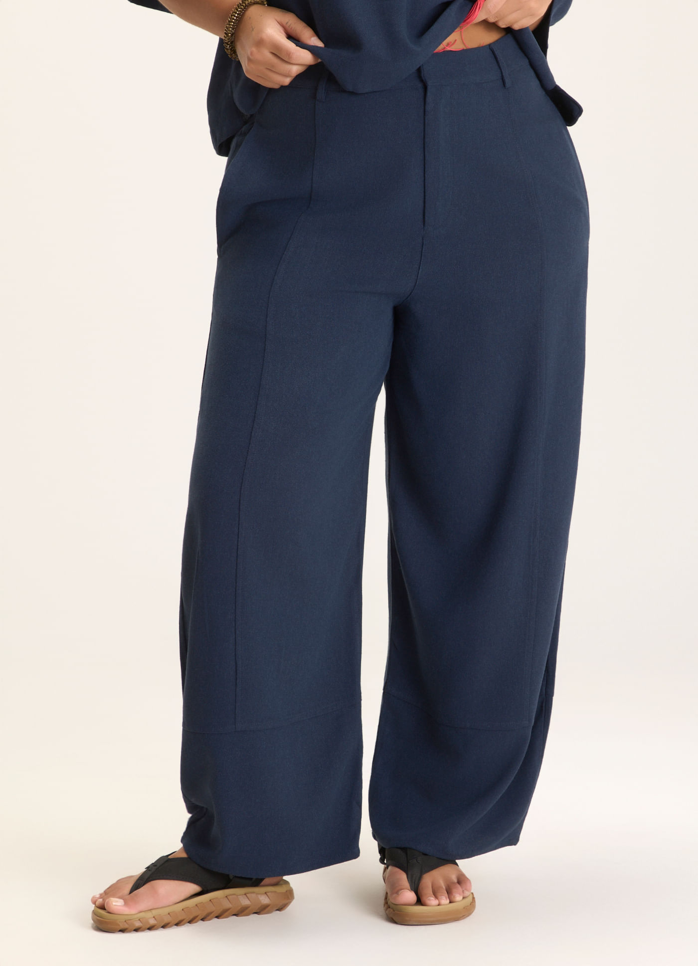 Calça barrel linho soft azul marinho