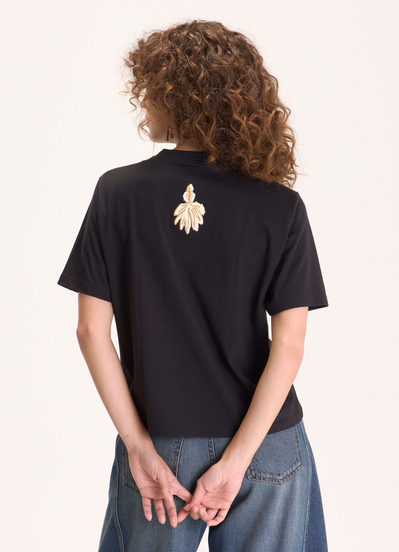 T-shirt box bordada ancestral preto