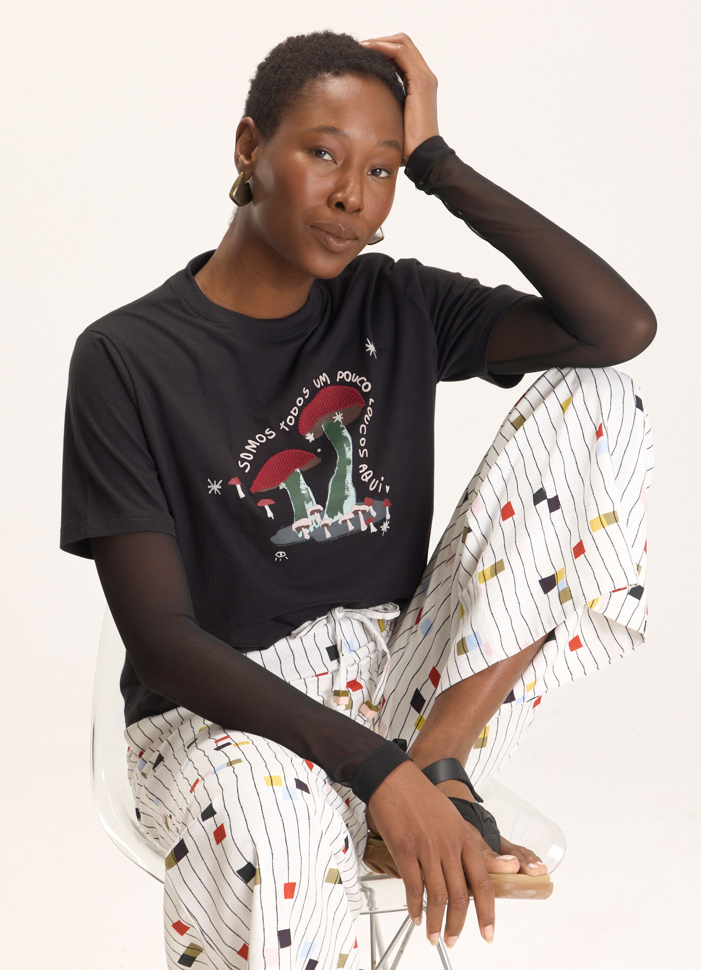 T-shirt box bordada cogumelo preto